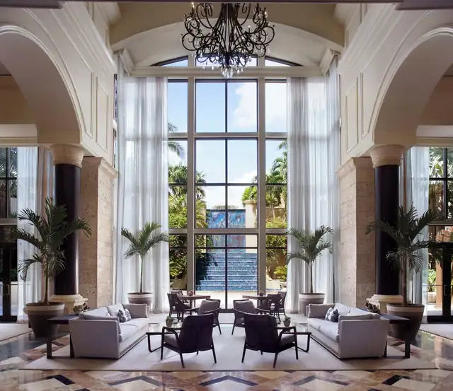 O Ritz-Carlton Coconut Grove em Miami, amplo saguão com área de assentos