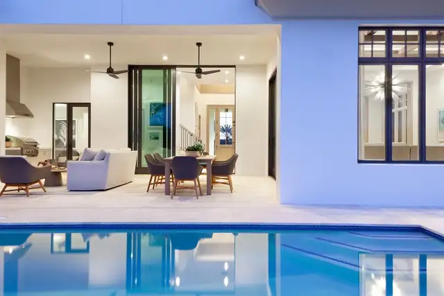 Ritz-Carlton Residences Orlando em Orlando, piscina coberta moderna com mesa de jantar
