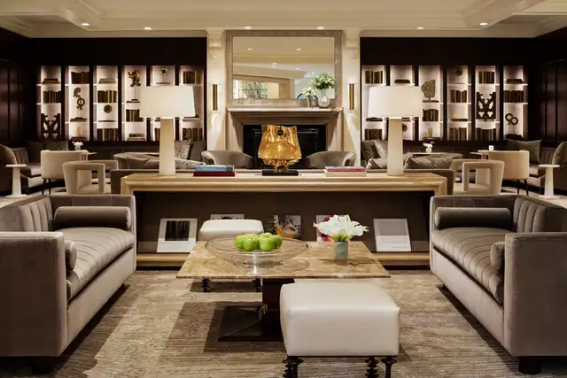 Rosewood Mansion em Dallas, saguão com lareira, poltronas e estante