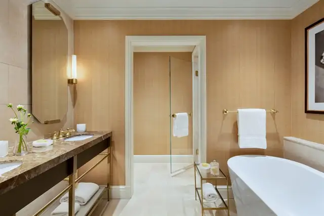 Rosewood Mansion em Dallas, banheiro com bancada de mármore, banheira e chuveiro de vidro