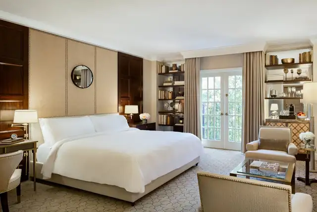 Rosewood Mansion em Dallas, quarto amplo com cama grande, sala de estar e estante
