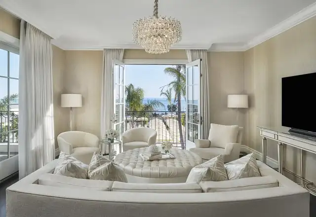 Rosewood Miramar Beach em Montecito, sala ampla com sofás e luz natural