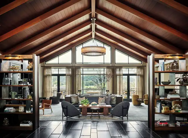 Rosewood Sand Hill em Palo Alto, sala ampla com pé-direito alto e grandes janelas