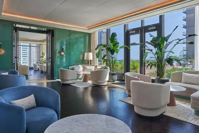 St. Regis Chicago em Chicago, lobby moderno com área de estar e parede verde