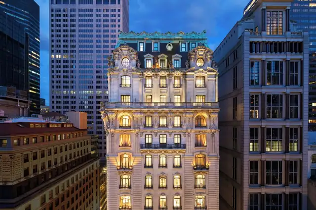 O St. Regis em Nova York, edifício histórico com detalhes ornamentais