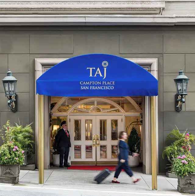 Taj Campton Place em São Francisco, entrada do hotel com a placa Taj