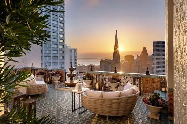 Fairmont San Francisco, terraço com fonte e horizonte urbano