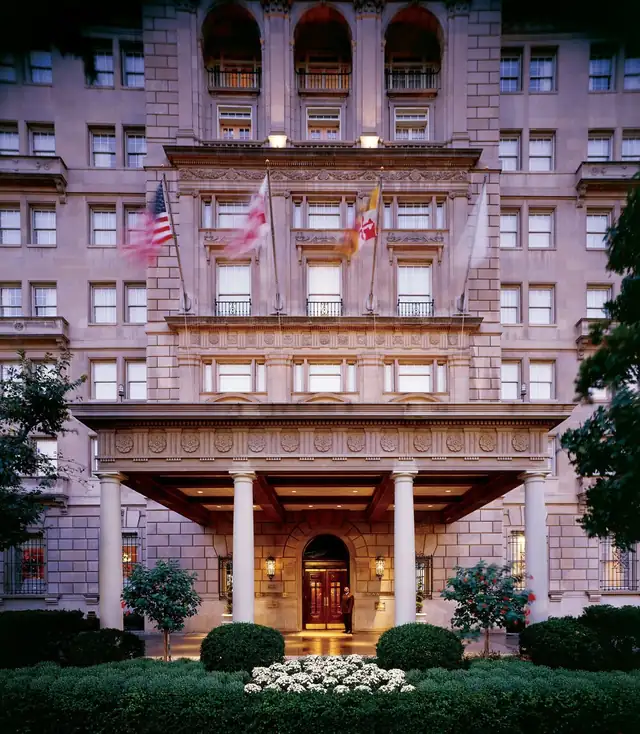 The Hay-Adams em Washington, fachada simétrica de um grande edifício histórico
