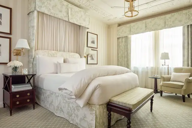 The Hay-Adams em Washington, quarto amplo com cama grande e decoração clássica