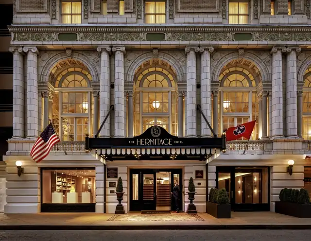 The Hermitage Hotel em Nashville, entrada com grandes janelas em arco