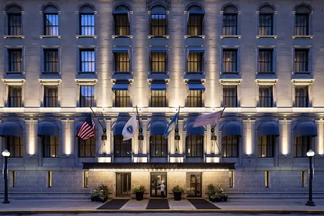 The Langham em Boston, edifício clássico com muitas janelas e entrada em destaque