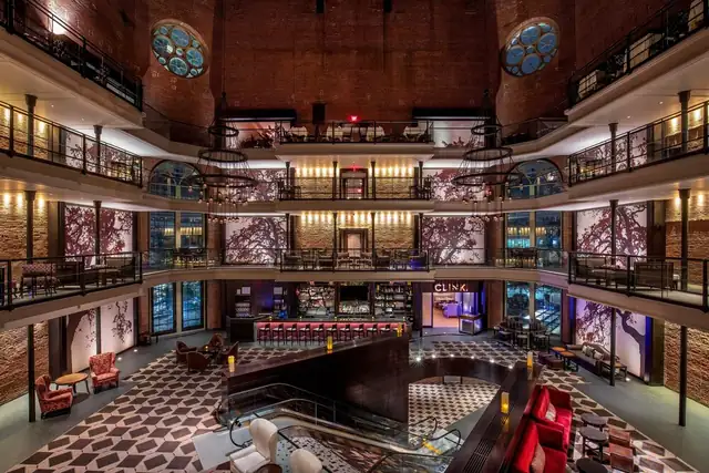 The Liberty em Boston, átrio de vários níveis com bar central, assentos e escada