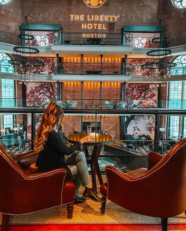 The Liberty em Boston, lobby amplo com pé-direito alto, lustre e poltronas