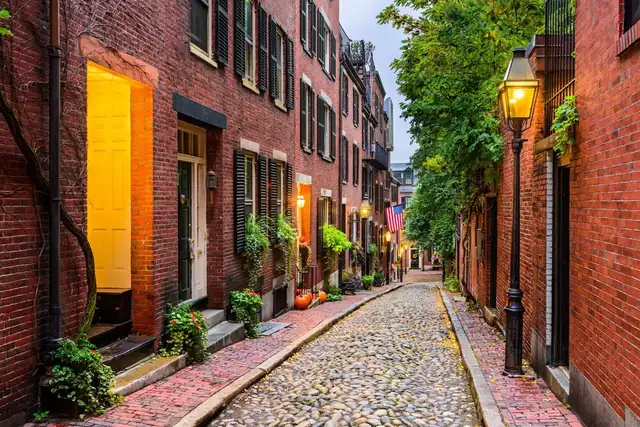 The Liberty em Boston, rua de paralelepípedos ladeada por edifícios de tijolo