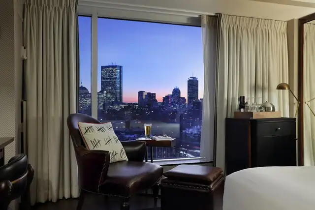 The Liberty em Boston, quarto com janela grande e vista para a cidade