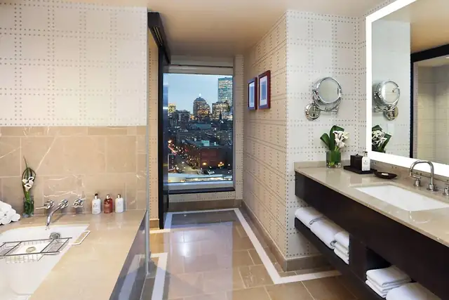 The Liberty em Boston, banheiro moderno com duas pias e espelho grande