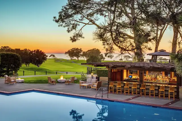 Torrey Pines Lodge em La Jolla, bar junto à piscina com mesas