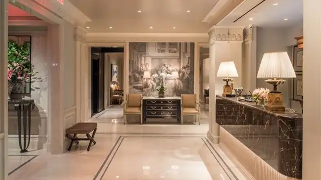 The Lowell em Nova York, hall elegante com piso de mármore