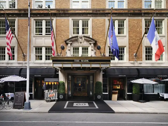 The Mark em Nova York, entrada do hotel com toldo preto e letreiro