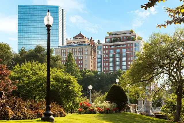 The Newbury em Boston, parque com lampião, uma ponte e edifícios ao fundo