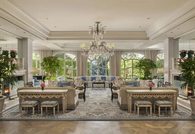 The Peninsula Beverly Hills em Los Angeles, lobby amplo com grande lustre de cristal