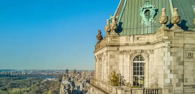 The Pierre em Nova York, edifício histórico com detalhes ornamentais