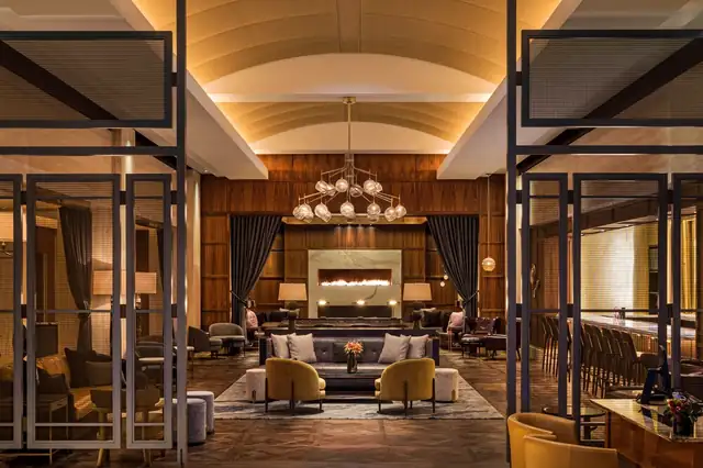 The Ritz-Carlton em Boston, amplo lobby com lustre e lareira