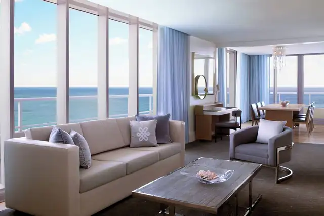 The Ritz-Carlton em Fort Lauderdale, quarto com varanda ampla e sofá