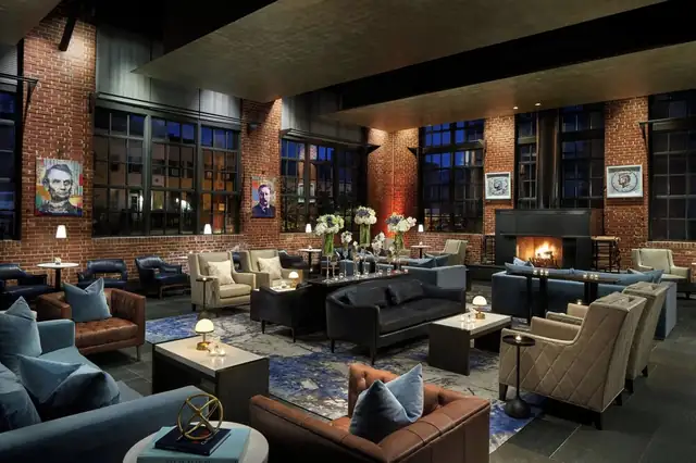 Ritz-Carlton Georgetown em Washington DC, salão com sofás de couro, poltronas e lareira