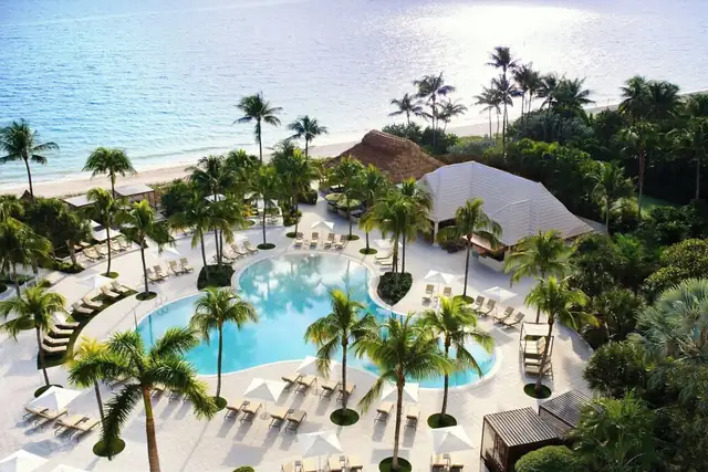 O Ritz-Carlton Key Biscayne em Miami, resort com piscina central cercada de palmeiras