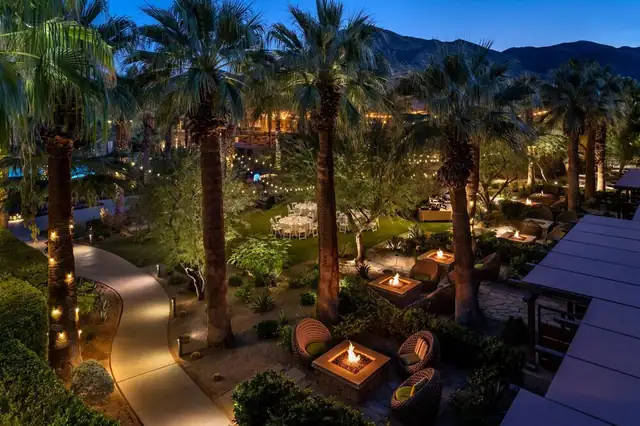 Ritz-Carlton Rancho Mirage, resort com áreas de estar ao ar livre e palmeiras