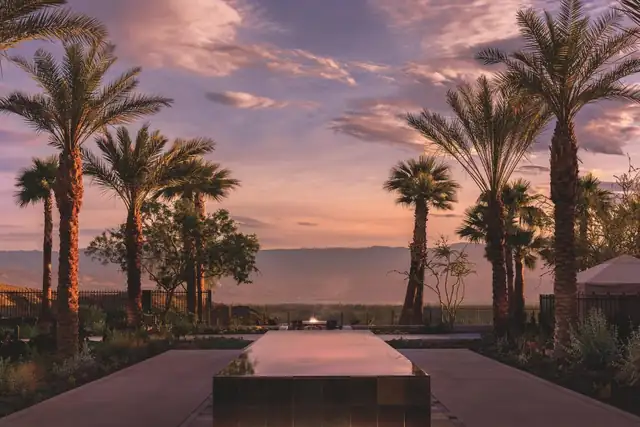 Ritz-Carlton Rancho Mirage, entardecer com palmeiras e piscina refletora