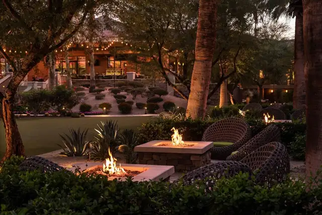 Ritz-Carlton Rancho Mirage, espaço externo com braseiros e assentos