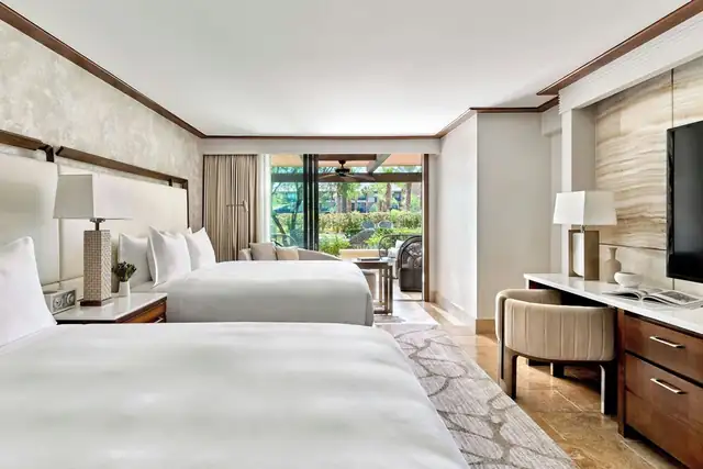 Ritz-Carlton Rancho Mirage, quarto com duas camas, escrivaninha e vista