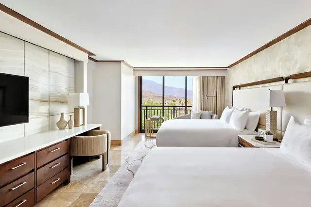 Ritz-Carlton Rancho Mirage, quarto com cama grande e televisor