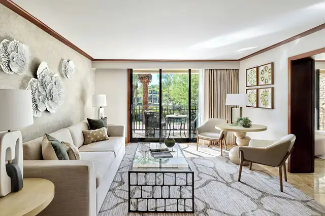 Ritz-Carlton Rancho Mirage, quarto com sofá, poltronas e mesa