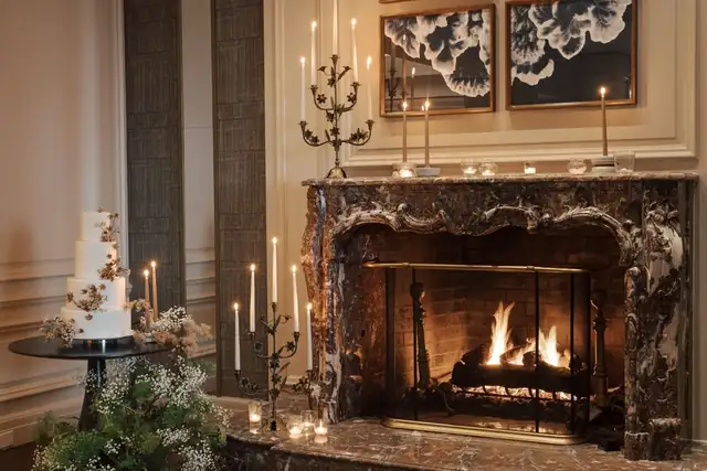 The Ritz-Carlton Tysons Corner em McLean, grande lareira acesa cercada de poltronas