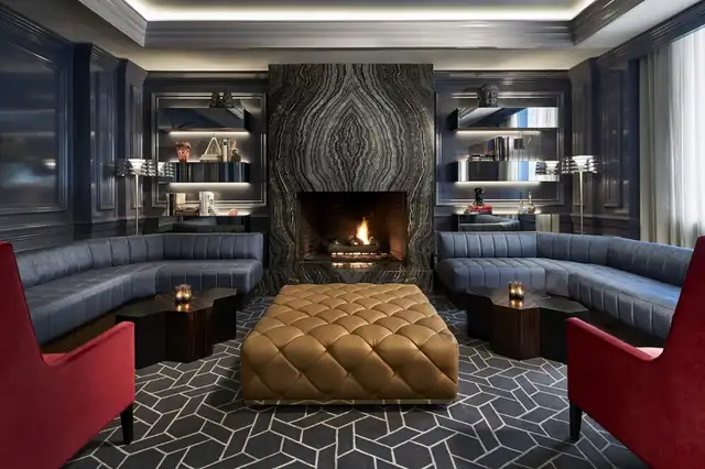 Ritz-Carlton Washington DC em Washington, sala moderna com lareira e paredes escuras