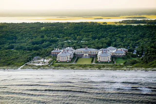 The Sanctuary em Kiawah Island, edifício principal de vários andares e fachada simétrica