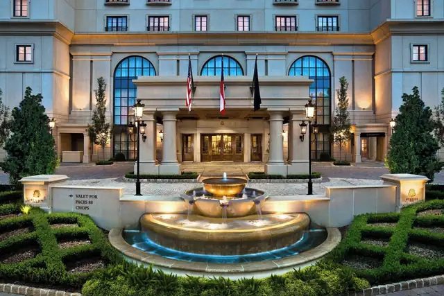 The St. Regis Atlanta em Atlanta, fachada imponente com entrada central