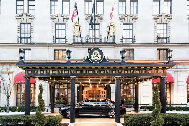 St. Regis Washington em Washington DC, entrada com marquise, colunas e bandeiras
