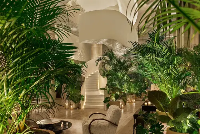 The Tampa EDITION em Tampa, espaço interno de luxo com uma peça central