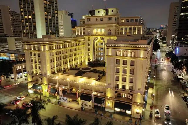 The US Grant em San Diego, fachada do hotel histórico com pátio central