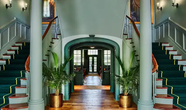 The Vanderbilt em Newport, grande corredor com piso de madeira