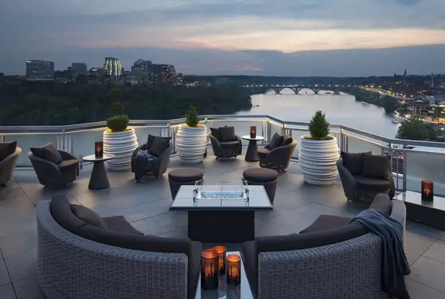 The Watergate Hotel em Washington, terraço na cobertura com mesas ao ar livre