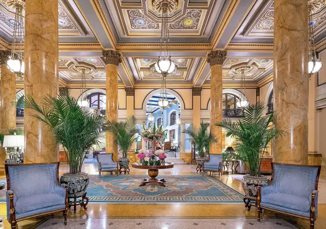 The Willard InterContinental em Washington DC, grande saguão com colunas de mármore e lustres
