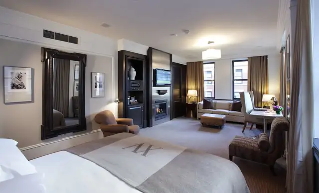 XV Beacon em Boston, quarto com cama grande, sofá, escrivaninha e lareira