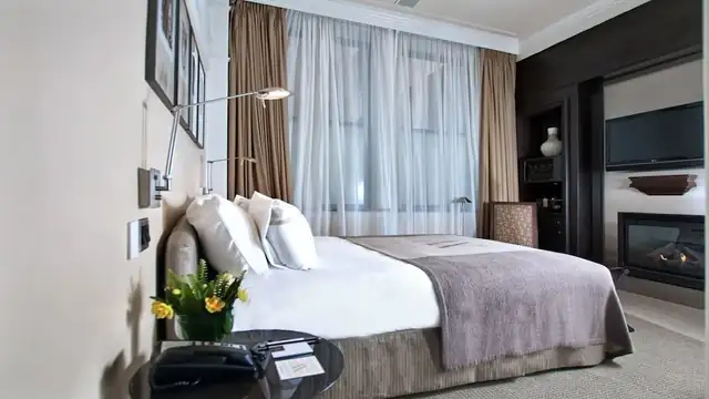 XV Beacon em Boston, quarto com cama grande, abajur e lareira